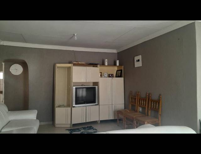 2 BEDROOM PROPERTY TO RENT IN SESHEGO B